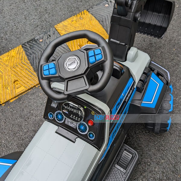 Xe máy xúc ô tô BLF-116 nhìn từ bên cạnh, nổi bật gầu xúc có thể điều khiển