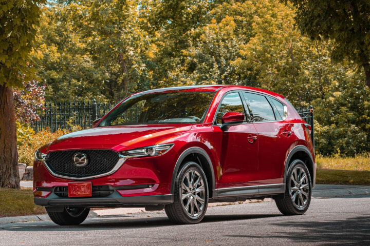 Nội thất Mazda CX-5 2020 với màn hình trung tâm hiện đại và không gian lái tiện nghi