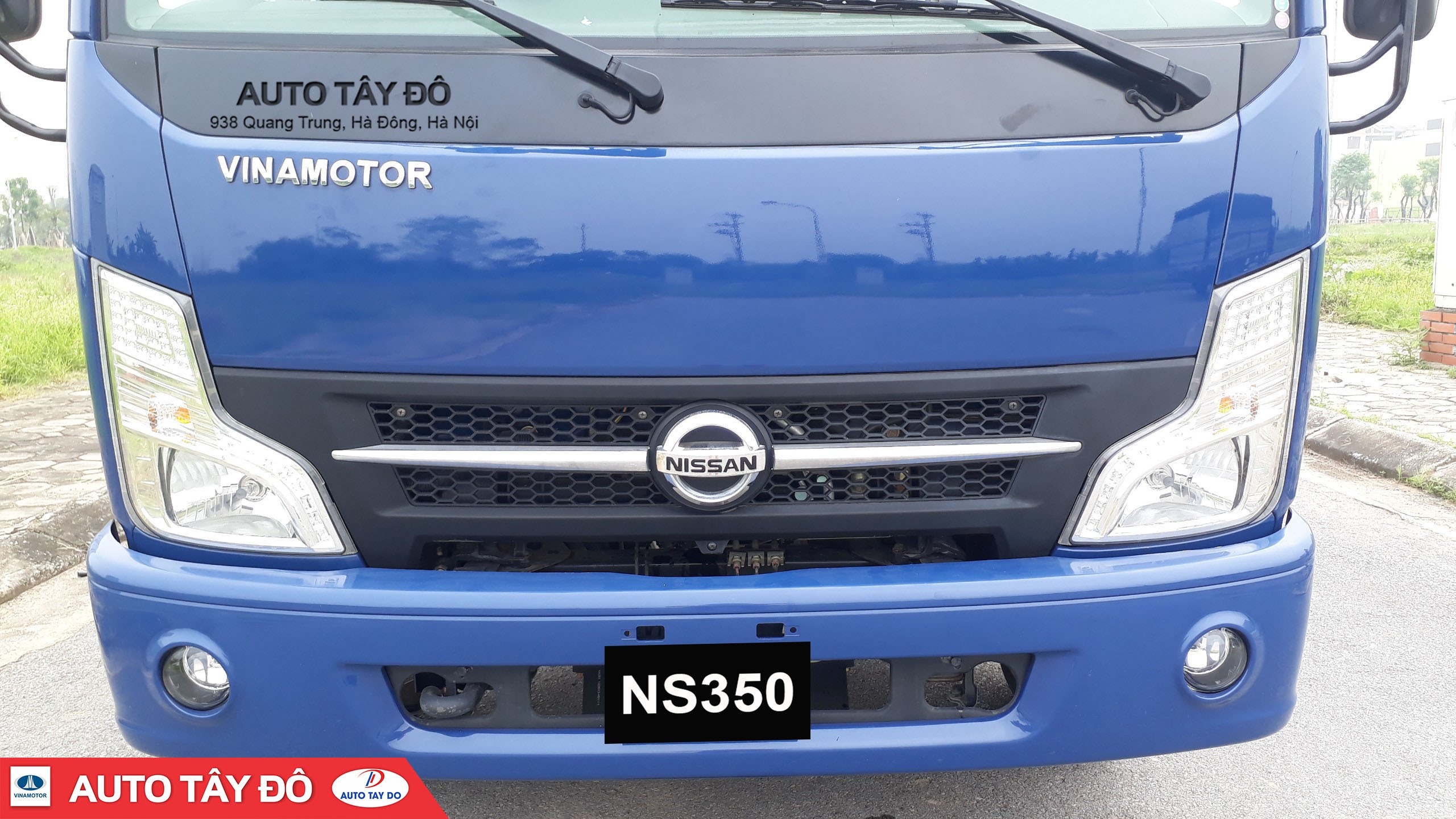 Mặt ca lăng xe tải Nissan NS350 3.5 tấn với lưới tản nhiệt chrome và đèn pha halogen