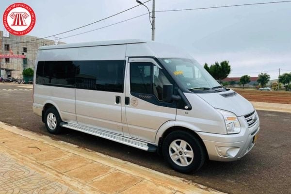 Xe ô tô 16 chỗ ngồi màu trắng đang chạy trên đường, minh họa cho dòng xe chuyên dùng theo quy định pháp luật.