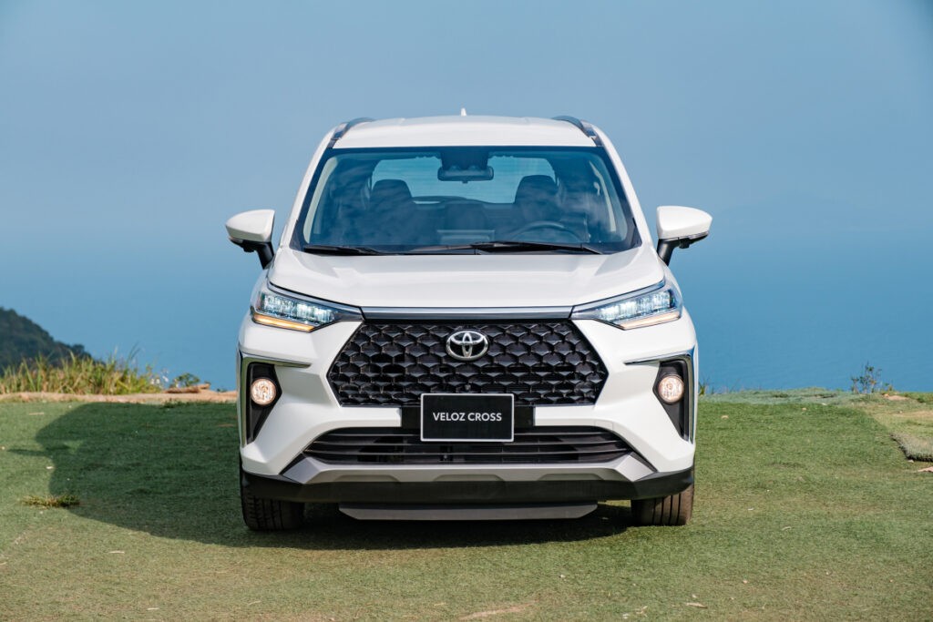 Xe ô tô 7 chỗ dưới 1 tỷ đồng Toyota Veloz Cross với màu đỏ nổi bật