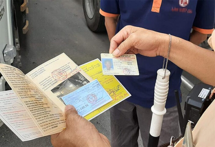 Cảnh sát giao thông kiểm tra giấy tờ xe, làm rõ việc xe ô tô chạy quá tốc độ từ 5 10km có bị tước giấy phép lái xe hay không