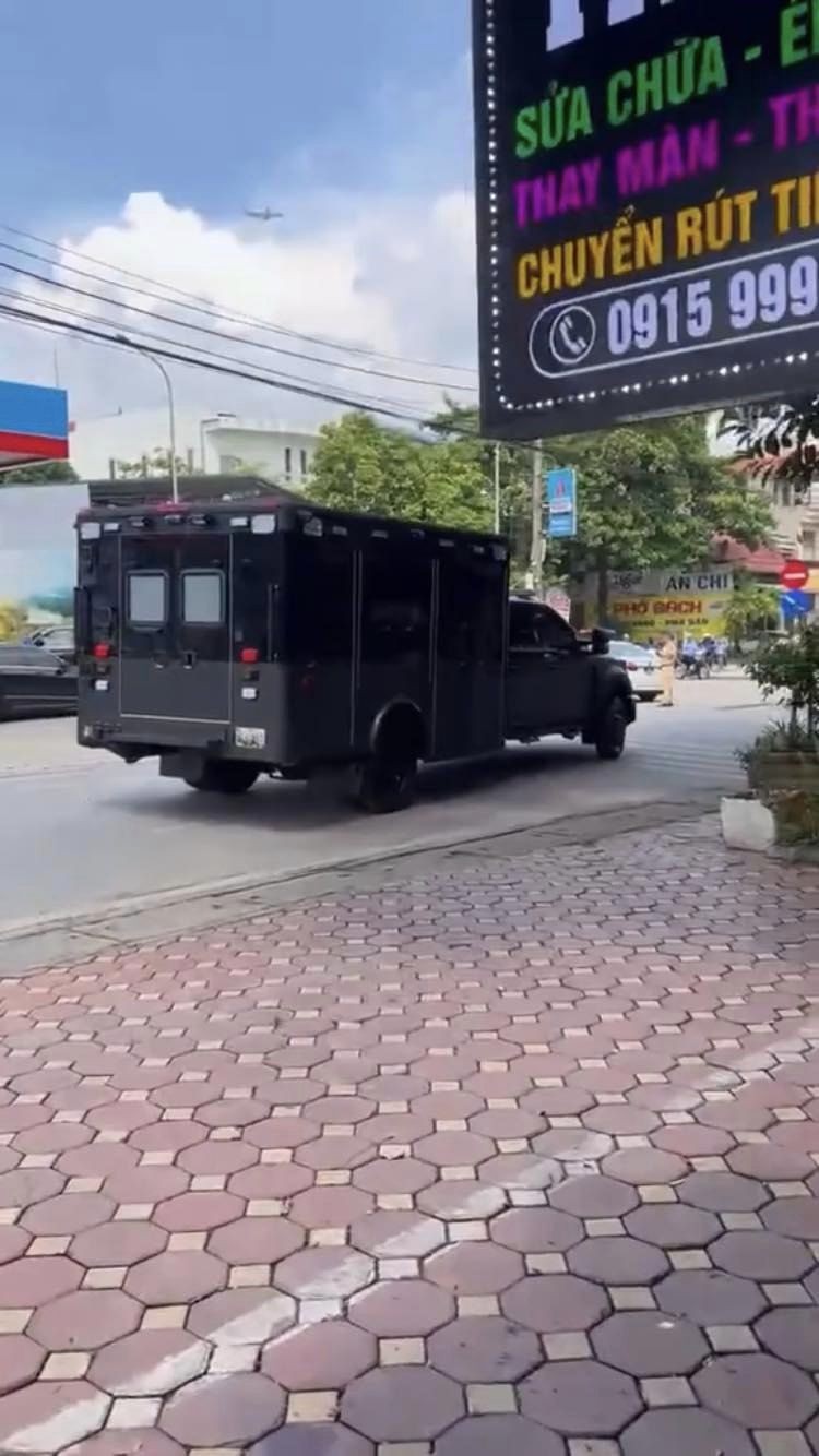 Đoàn xe ô tô chở Tổng thống Mỹ trong một chuyến đi, thể hiện sự uy nghi và quy mô của công tác hộ tống.