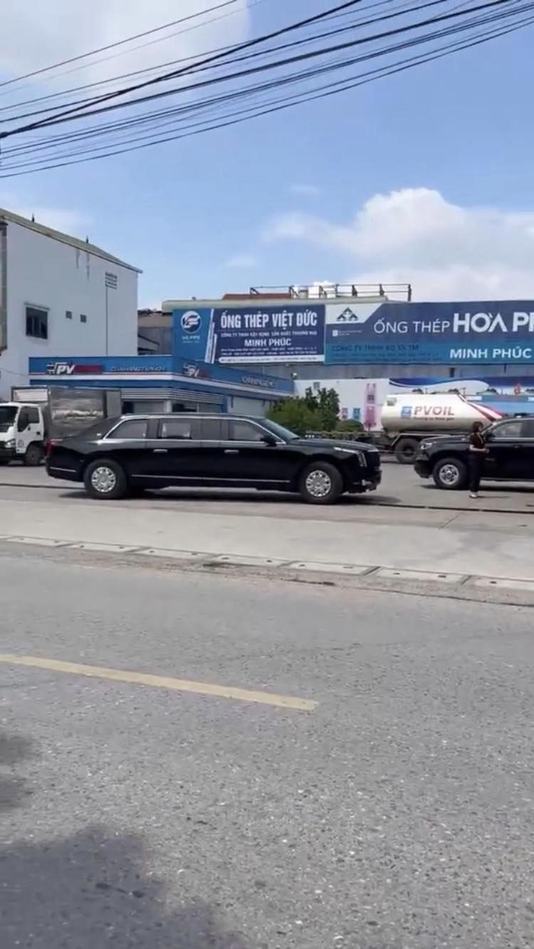 Dàn xe hộ tống chở Tổng thống Mỹ khi thăm Việt Nam, với chiếc Cadillac One 2.0 ở trung tâm và các xe hỗ trợ di chuyển theo đoàn.