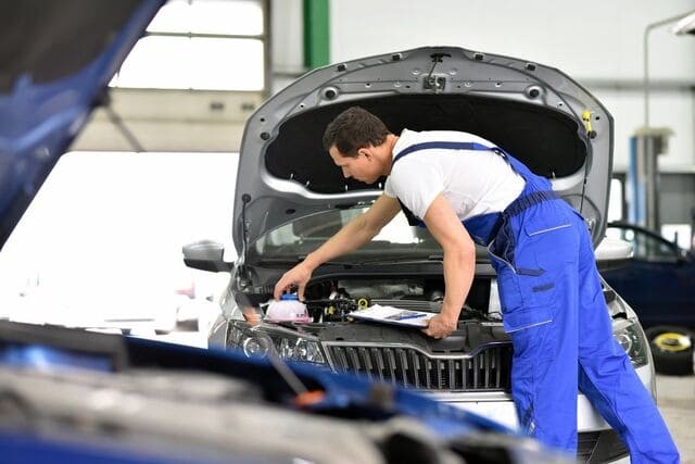 Xe ô tô đang được kiểm tra và bảo dưỡng tại gara, giải pháp hiệu quả cho mùi xăng sống