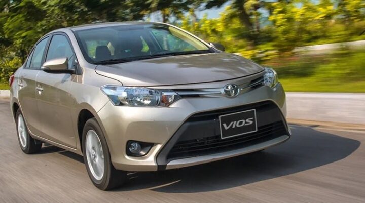 Người mua xem xét một chiếc xe ô tô giá dưới 150 triệu tại showroom