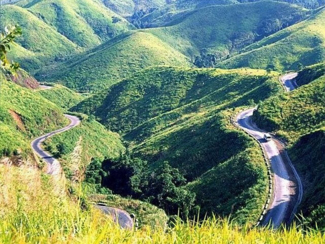 Xe ô tô di chuyển trên cung đường đèo quanh co, cảnh đẹp Đà Lạt