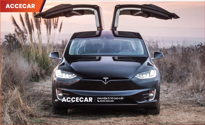 Mẫu xe ô tô điện Tesla Model X SUV với cửa cánh chim Falcon Wing mở độc đáo
