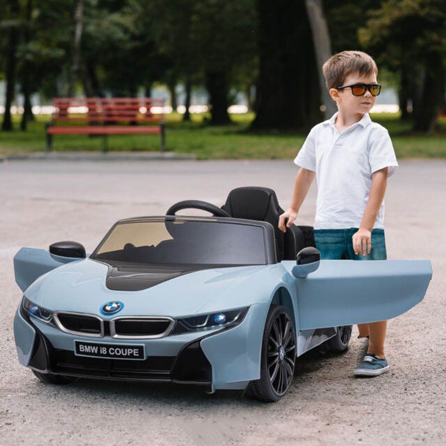 Thiết kế mũi xe thon gọn, khí động học của xe ô tô BMW i8 trẻ em