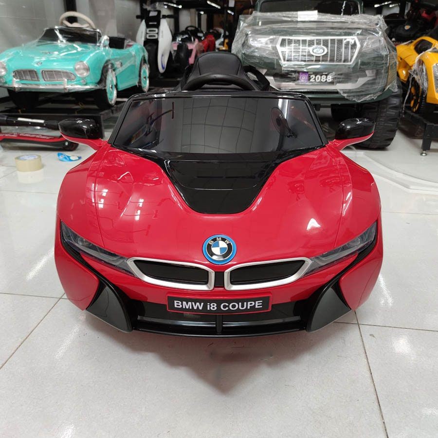 Động cơ mạnh mẽ, hệ thống treo ổn định trên xe ô tô BMW i8 điện trẻ em