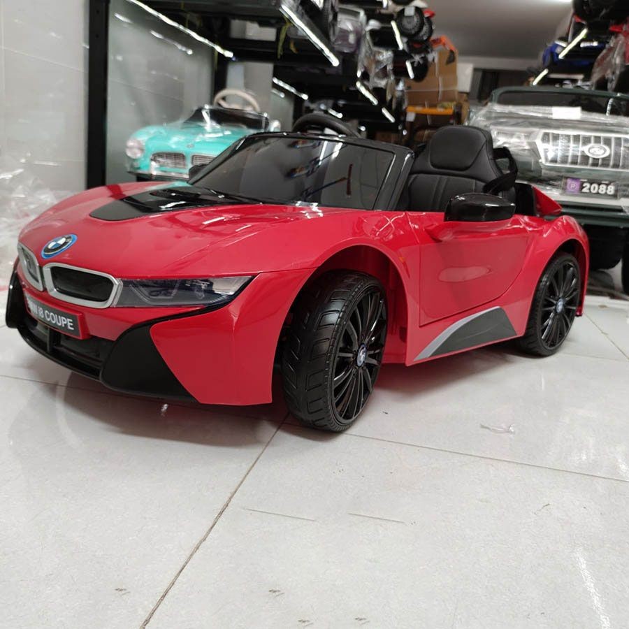 Hệ thống đèn LED và cửa mỏ ngang ấn tượng của xe ô tô BMW i8 điện trẻ em