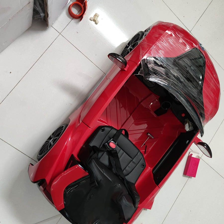 Khoang lái rộng rãi, ghế da êm ái của xe ô tô BMW i8 cho bé