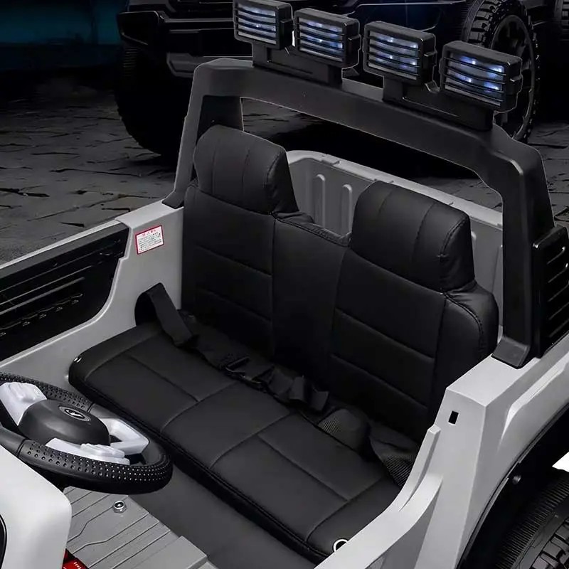 Khoang nội thất rộng rãi với hai ghế bọc da sang trọng của xe ô tô điện trẻ em Ford XHD-F150, mang lại sự thoải mái khi bé trải nghiệm bánh xe ô tô điện.
