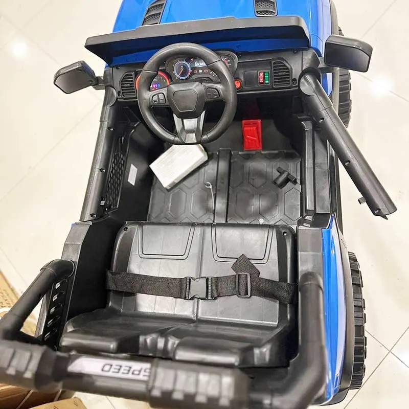 Khoang ngồi rộng rãi của xe ô tô điện trẻ em J888 Jeep