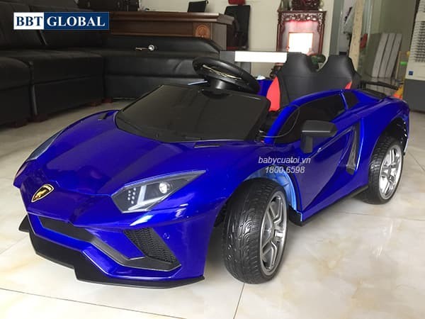 Bé trai lái xe ô tô điện Lamborghini màu xanh lá cây