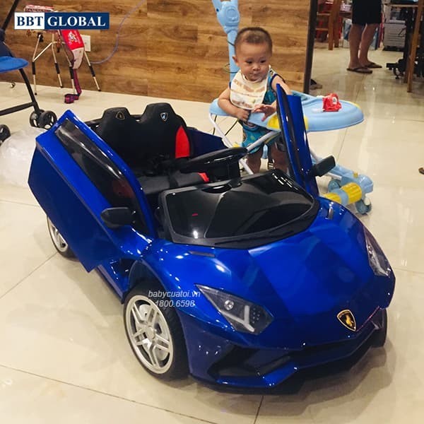Ghế bọc da êm ái của xe ô tô điện Lamborghini dành cho trẻ