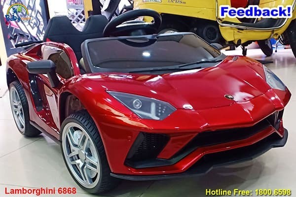Góc nhìn cận cảnh xe ô tô điện Lamborghini trẻ em màu xanh