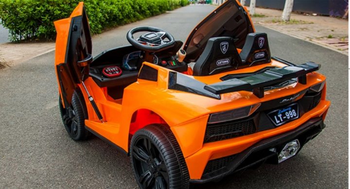 Khoang lái và ghế ngồi trên xe ô tô điện LT 998 cho trẻ em