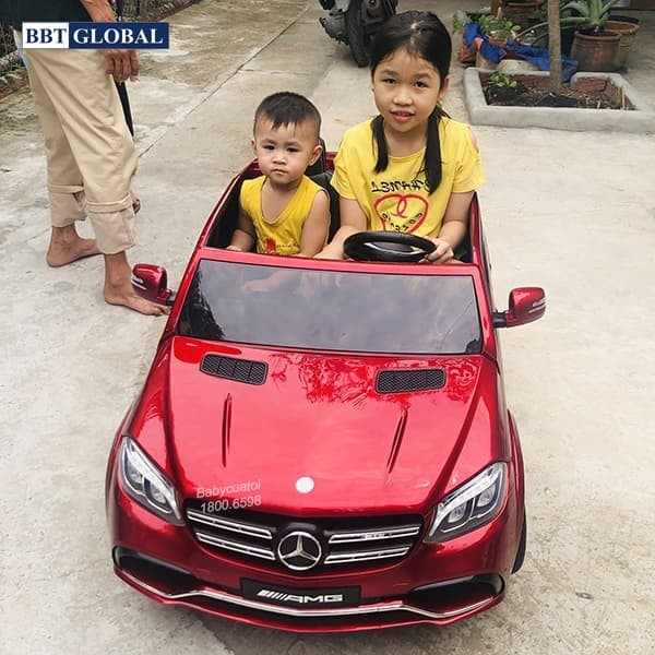 Bảng điều khiển trung tâm hiện đại của xe ô tô 2 chỗ Mercedes, tích hợp công nghệ cao