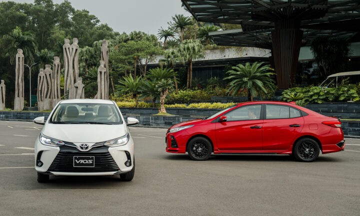 Khoang cốp xe ô tô cắm trại hạng B với không gian đủ rộng để chứa đồ