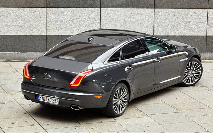 Cụm đèn hậu chạy dọc ấn tượng của Jaguar XJL, làm nổi bật phong cách xe ô tô hạng sang cho nữ