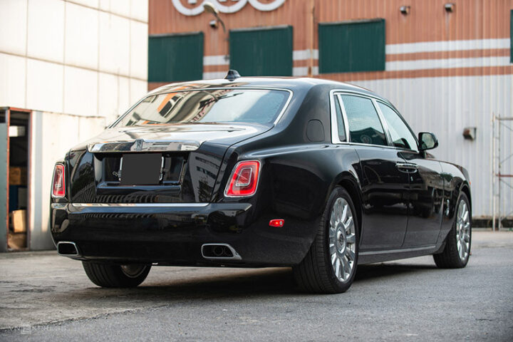 Phần đuôi xe Rolls-Royce Phantom 8 toát lên vẻ đẳng cấp của dòng xe ô tô hạng sang cho nữ