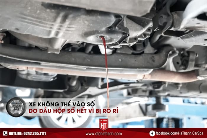 Dầu hộp số rò rỉ hoặc cạn kiệt gây ra tình trạng xe ô tô không vào được số