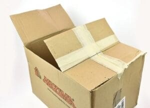 Cắt các cạnh trên của hộp để tạo khung thân cho mô hình xe ô tô bằng giấy