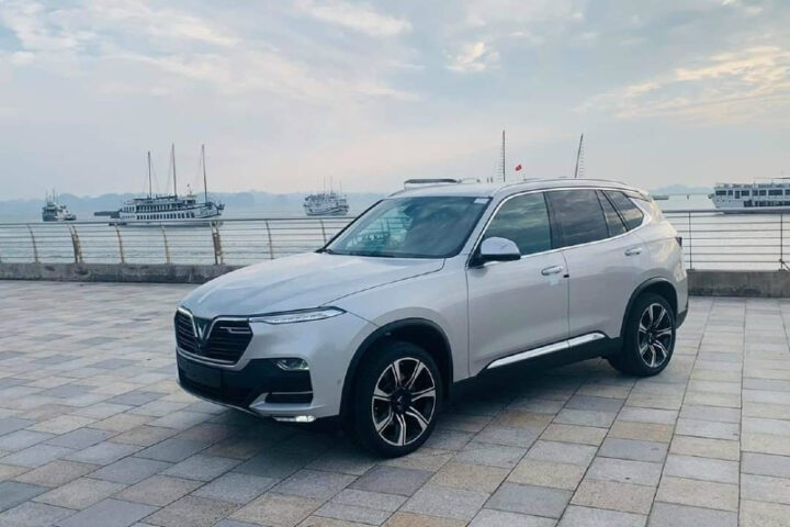Xe ô tô SUV hiện đại VinFast Lux SA2.0 màu bạc