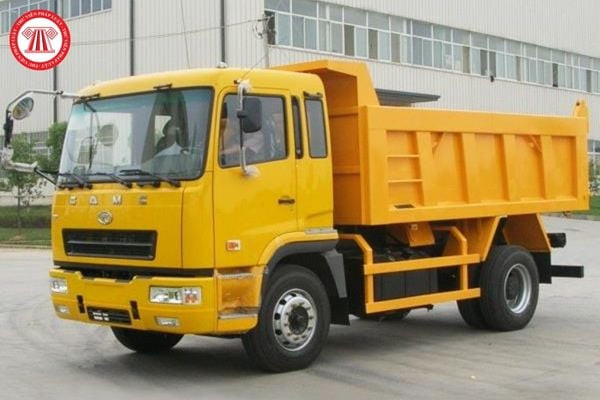 Hình ảnh xe tải bị kiểm tra, minh họa lỗi vi phạm dẫn đến tước bằng lái xe ô tô