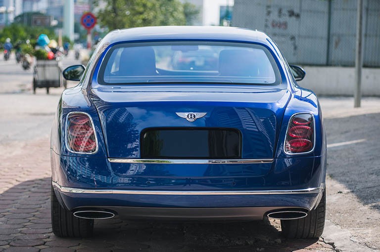 Phần đuôi xe Bentley Mulsanne nổi bật với cụm đèn hậu hình chữ B ấn tượng, góp phần vào vẻ đẹp của chiếc xe ô tô trên 20 tỷ này