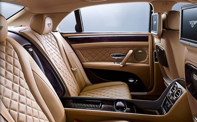 Ghế ngồi bọc da cao cấp của Bentley Flying Spur W12, tích hợp nhiều tính năng tiện nghi, là chuẩn mực cho xe ô tô trên 20 tỷ