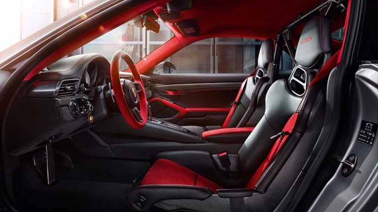 Khoang cabin của Porsche 911 GT2 RS được hoàn thiện với chất liệu da cao cấp, mang phong cách xe ô tô trên 20 tỷ đậm chất thể thao