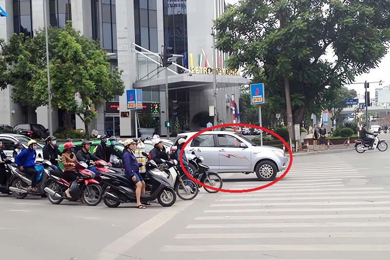 Minh họa tình huống đèn xe ô tô tải dừng đè vạch phân làn giao thông
