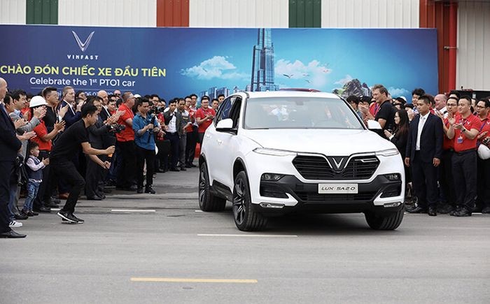 Mẫu xe VinFast màu đỏ nổi bật với thiết kế hiện đại, biểu tượng của top hãng xe ô tô Việt Nam