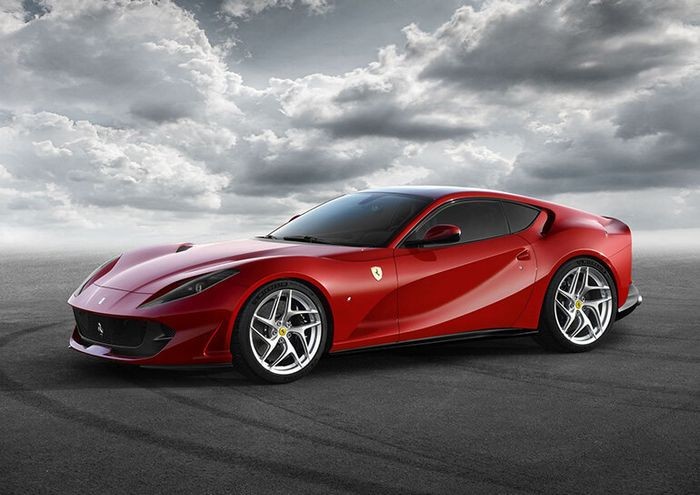 Chiếc Ferrari màu đỏ sáng bóng, biểu tượng của sự sang trọng và tốc độ, thuộc phân khúc siêu xe trong top hãng xe ô tô Việt Nam
