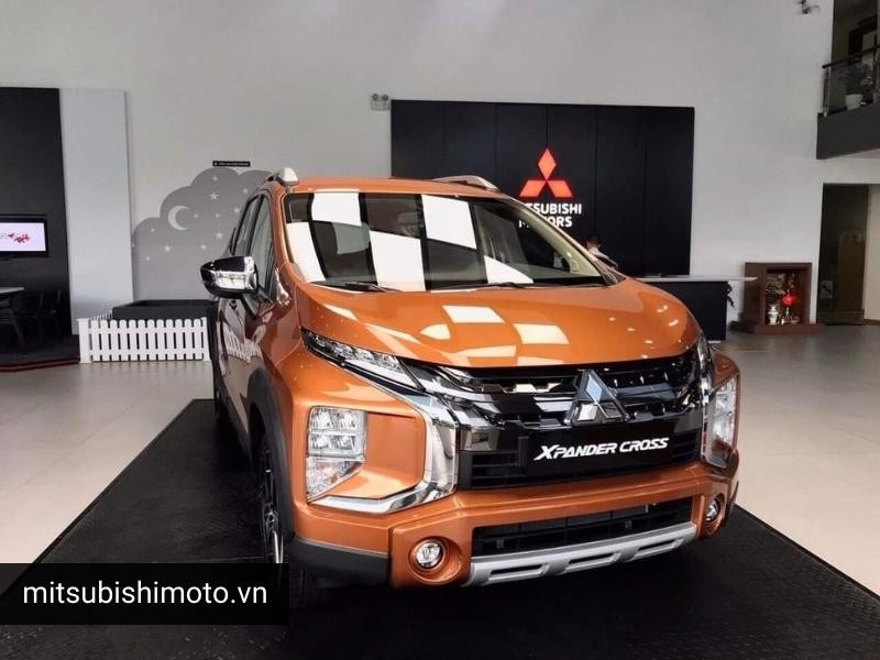 Mitsubishi Xpander Cross màu cam nổi bật, thuộc các loại xe ô tô Mitsubishi MPV lai SUV