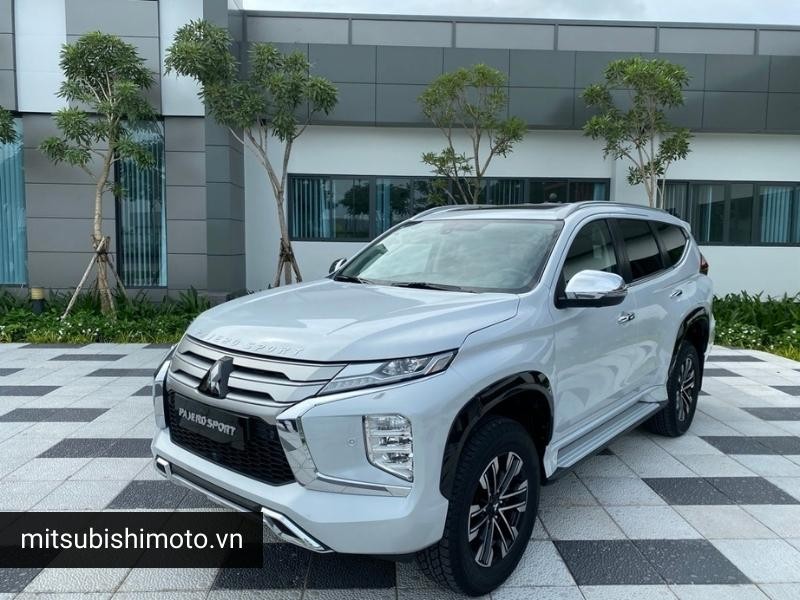 Mitsubishi Pajero Sport vận hành trên địa hình khó, minh chứng cho độ bền của xe ô tô Mitsubishi