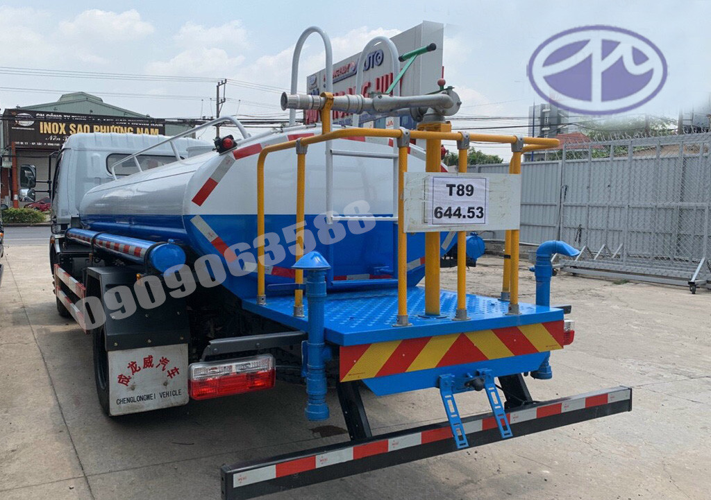 Bồn chứa lớn và thiết kế chắc chắn của xe ô tô phun nước rửa đường 6 khối Dongfeng