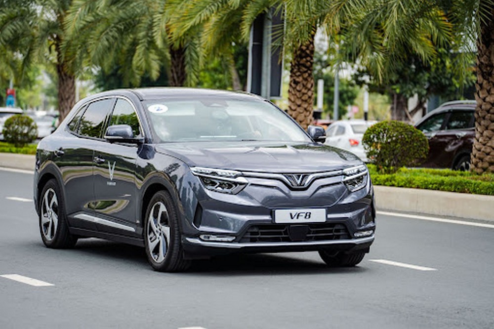 Ngoại thất nổi bật của mẫu xe ô tô SUV mới VinFast VF 8 khi di chuyển trong đô thị