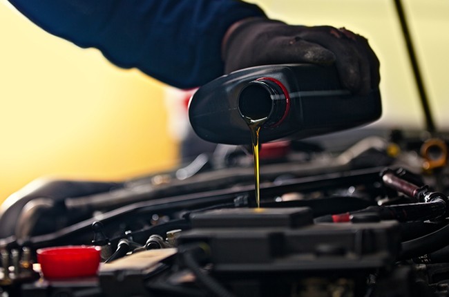Thay nhớt xe ô tô tải giúp động cơ vận hành bền bỉ
