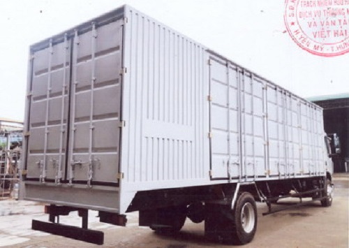 Chi tiết khoang thùng xe ô tô tải Chenglong 8 tấn màu bạc mở 6 cánh, một yếu tố ảnh hưởng đến giá xe ô tô tải thùng.