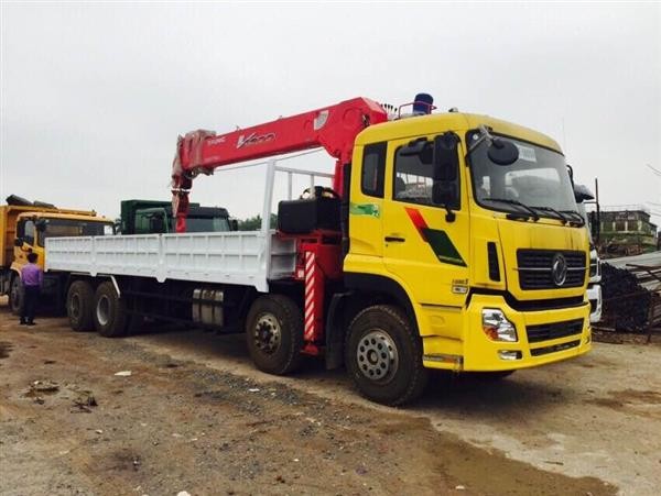 Xe ô tô tải 12 tấn gắn cẩu Unic mạnh mẽ màu xanh hoạt động tại công trường
