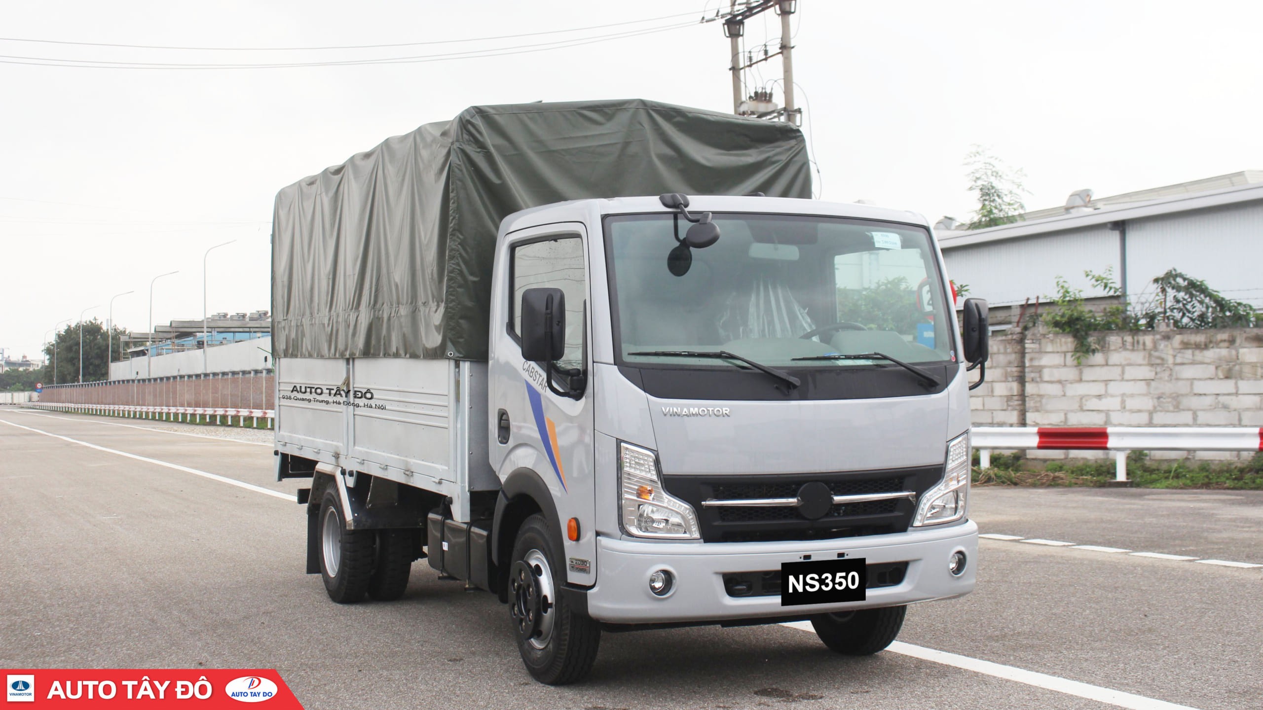 Phía sau xe tải Nissan NS350 thùng mui bạt