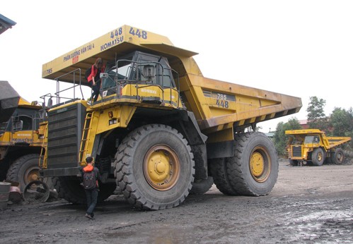 Xe ô tô chở hàng siêu trường siêu trọng Komatsu HD785 tại công trường