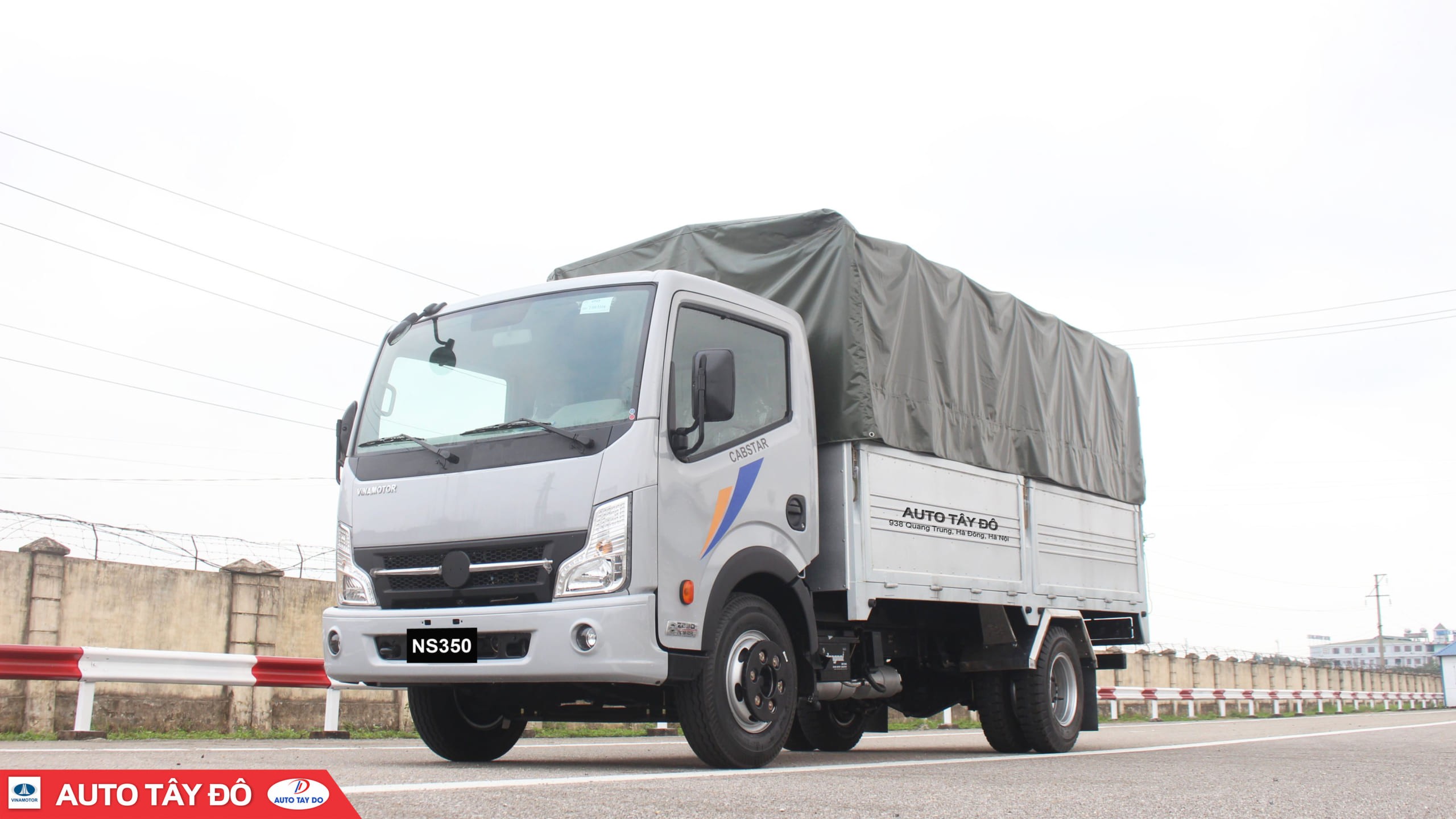 Toàn cảnh xe tải Nissan NS350 thùng mui bạt đang đỗ