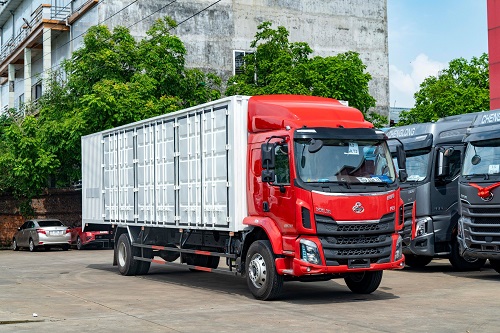Hình ảnh xe ô tô tải thùng Chenglong 8 tấn màu đỏ với thùng kín, cân nhắc khi tìm hiểu giá xe ô tô tải thùng.