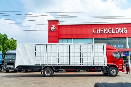 Thùng xe ô tô tải Chenglong 8 tấn màu đỏ mở 6 cánh, minh họa tính năng và giá xe ô tô tải thùng.