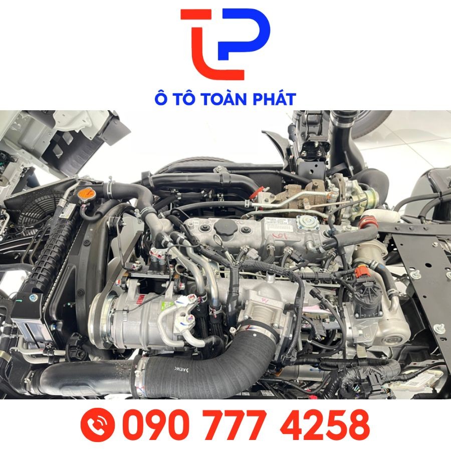 Khoang động cơ mạnh mẽ và bền bỉ của xe ô tô tải Isuzu 2 tấn QKR 210.