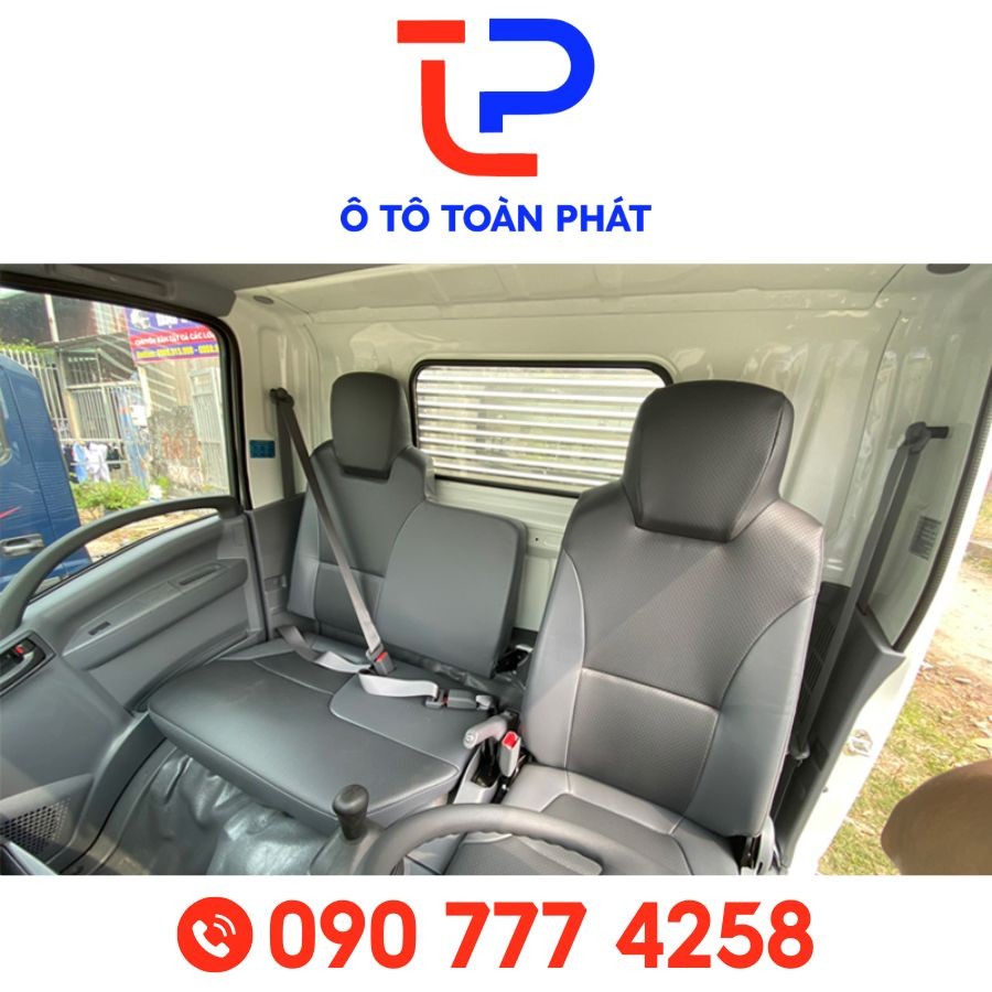 Tổng quan không gian nội thất rộng rãi của xe ô tô tải Isuzu 2 tấn QKR 210.